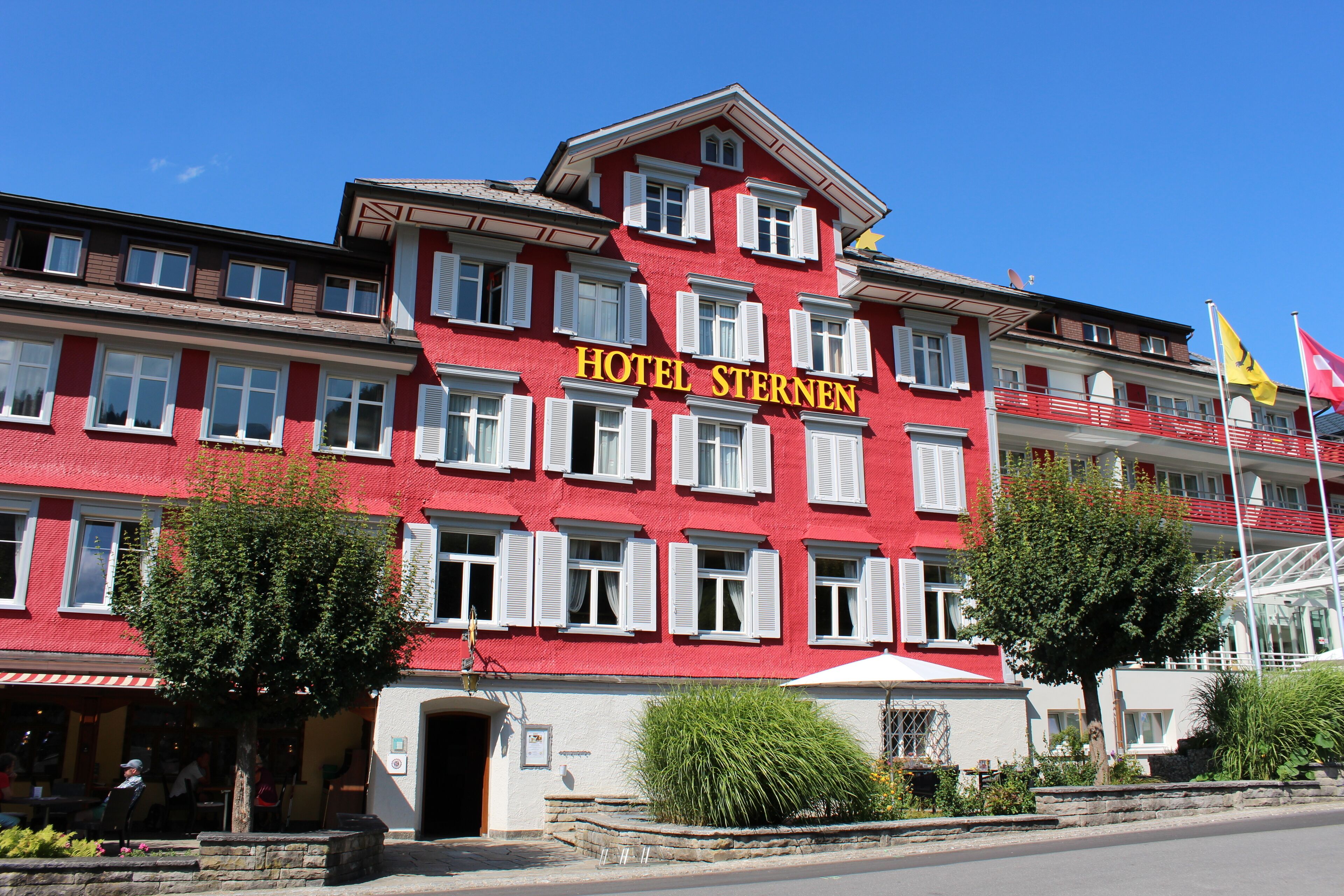Un edificio rojo con la fachada que dice "HOTEL STERNEN".