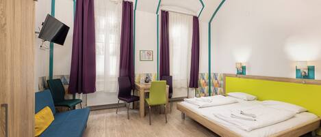 Ropa de cama de alta calidad y caja de seguridad en la habitación