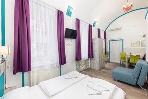 Studio (Medium Studio) | Luxe beddengoed, een kluis op de kamer, een bureau, een laptopwerkplek