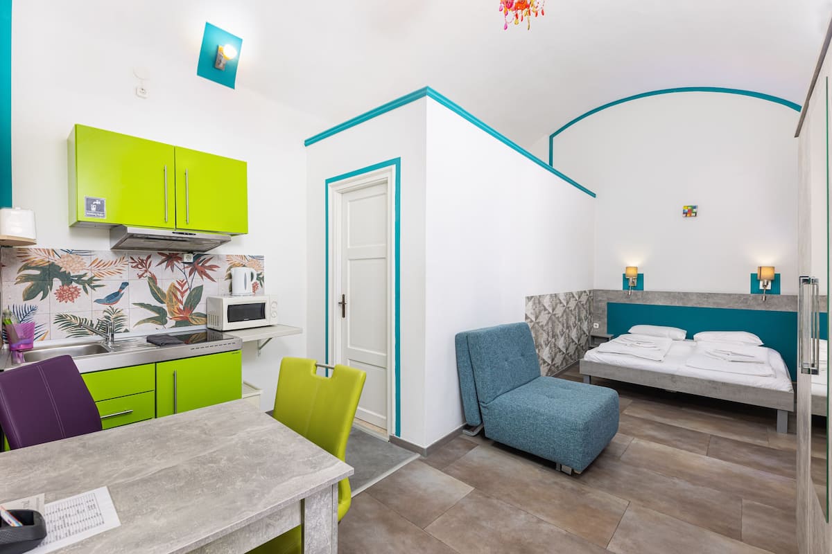 Studio (Medium Studio) | Premium bedding, in-room safe, desk, laptop workspace