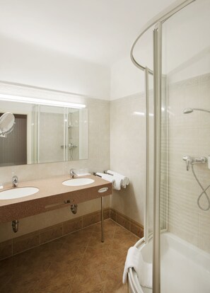 Comfort Double Room | Bathroom | Free toiletries, hair dryer, towels