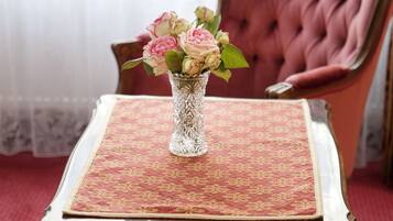 Zimmersafe, kostenloses WLAN, Bettwäsche