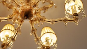Een kroonluchter met meerdere lampen.