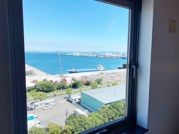 Donsdekens, een bureau, een laptopwerkplek, verduisterende gordijnen