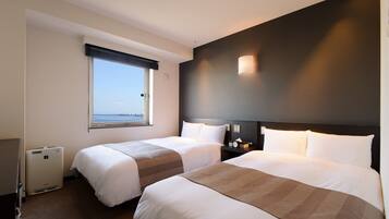 Cubrecamas, escritorio y espacio para trabajar con laptop