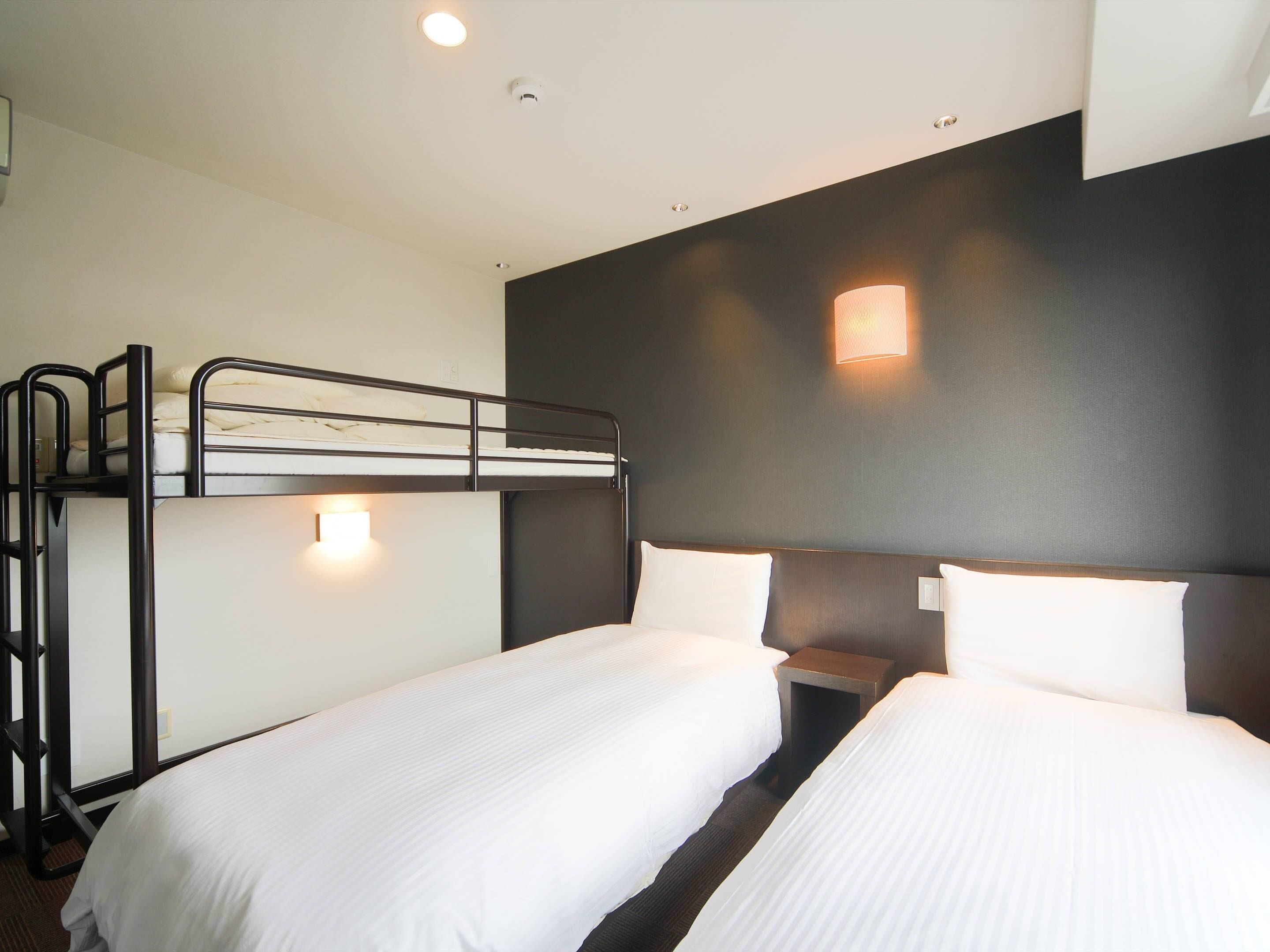 客房, 非吸煙房 (2 single beds + 1 loft bed) | 羽絨被、書桌、筆電工作空間、遮光布/窗簾