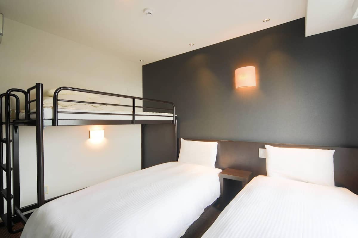 Standard Room, 2 single beds + 1 loft bed, Non Smoking