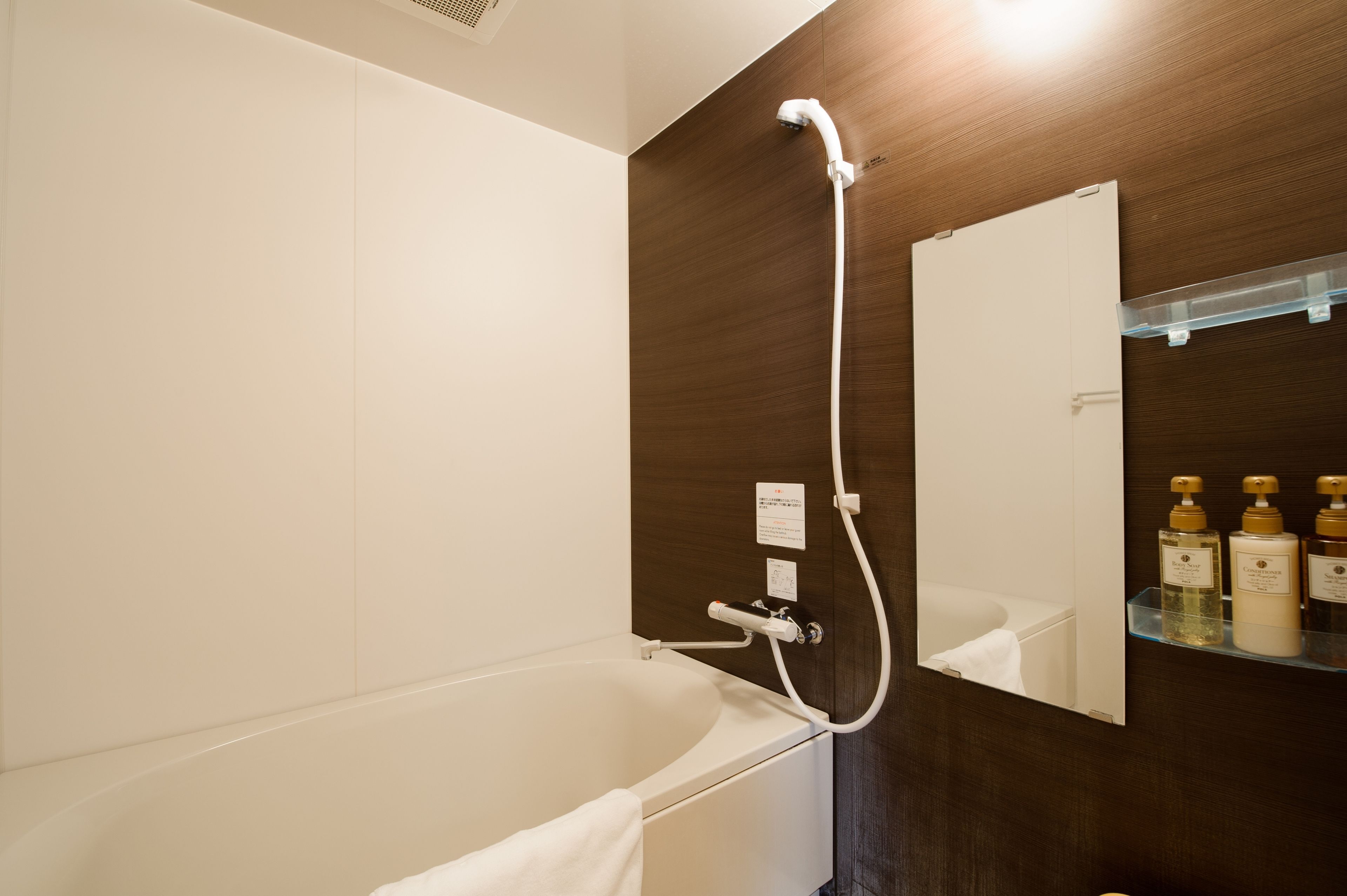 combined shower/bathtub, free toiletries, hair dryer, slippers