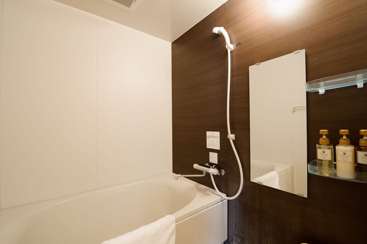 combined shower/bathtub, free toiletries, hair dryer, slippers