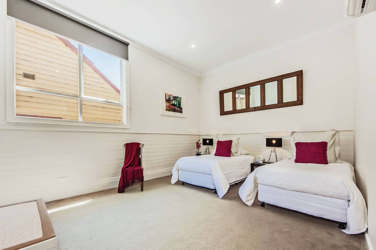 King Room, 1 King Bed, Ensuite | Premium bedding, iron/ironing board (on request), free WiFi, bed sheets