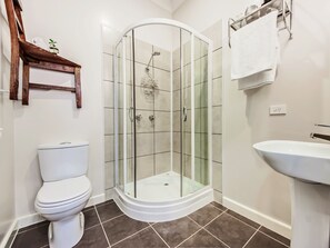 Shower, free toiletries, hair dryer - Tuck Inn Yarra Valley (Healesville)