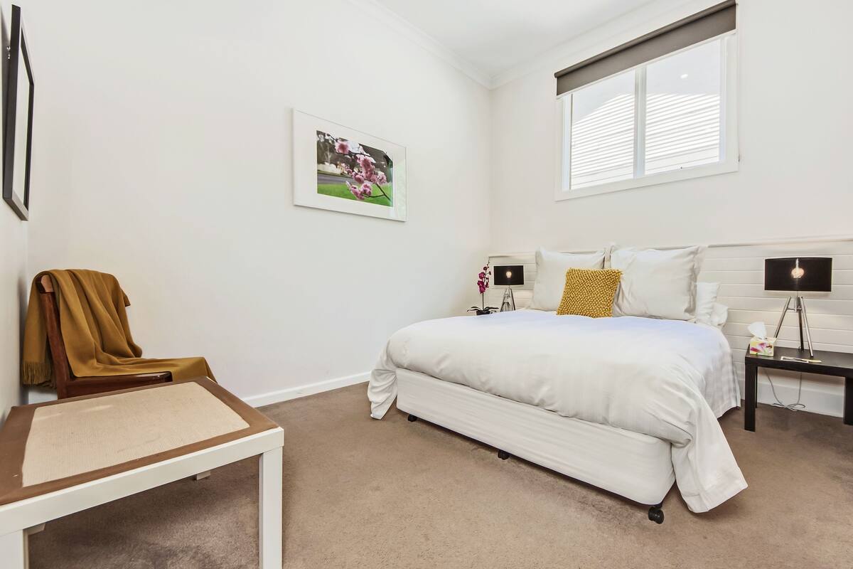 Queen Room, 1 Queen Bed, Ensuite | Premium bedding, iron/ironing board (on request), free WiFi, bed sheets