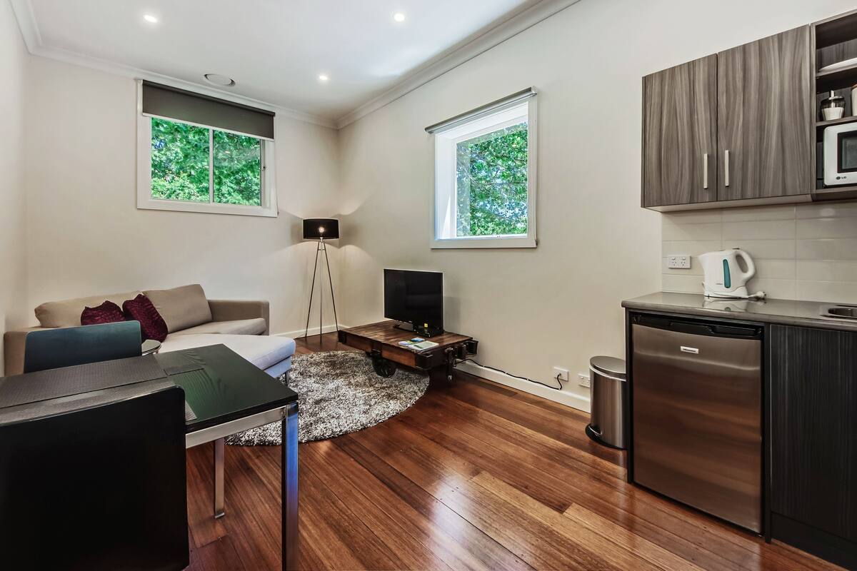 King Suite, 1 King Bed, Kitchenette, Ensuite | Private kitchenette