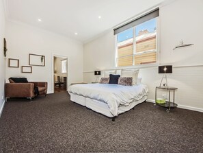 King Suite, 1 King Bed, Kitchenette, Ensuite | Premium bedding, iron/ironing board, free WiFi, bed sheets - Tuck Inn Yarra Valley (Healesville)