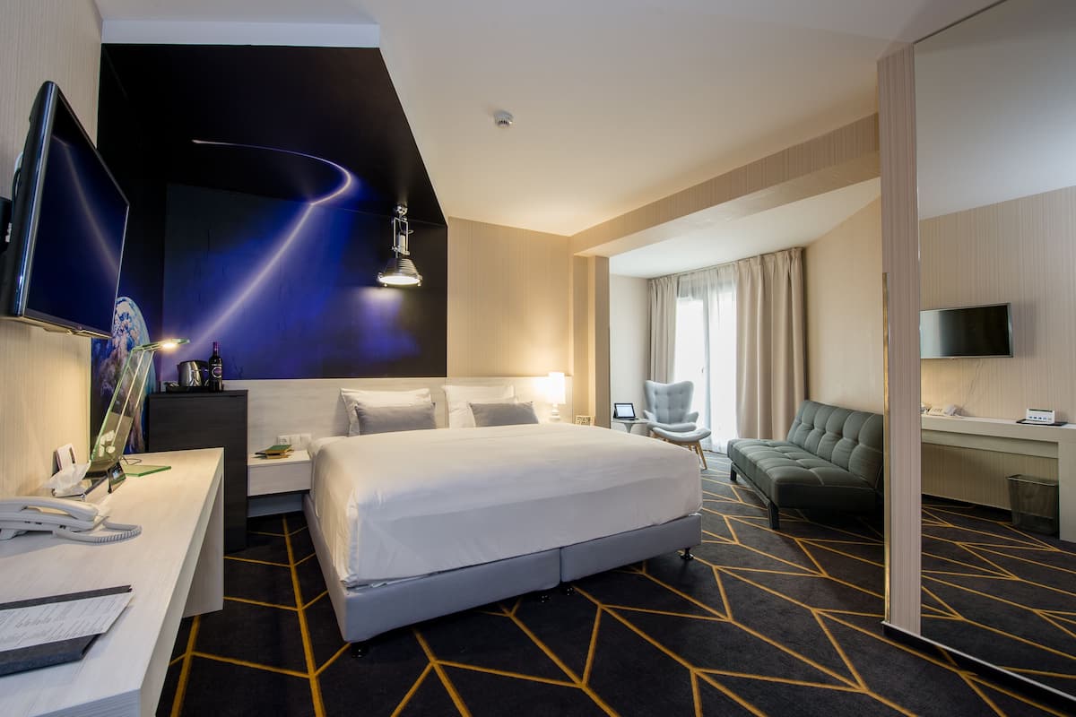 hypo-allergenic bedding, in-room safe, blackout curtains, soundproofing