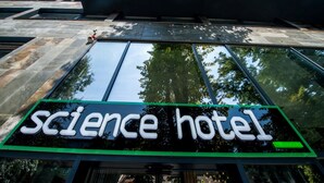 Un bâtiment sur lequel on peut lire l’inscription « hôtel scientifique ».
