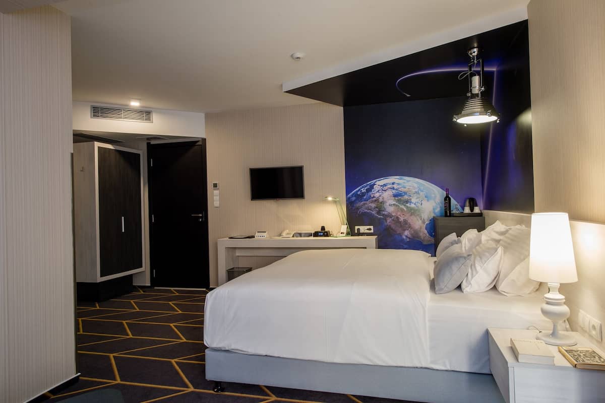 hypo-allergenic bedding, in-room safe, blackout curtains, soundproofing