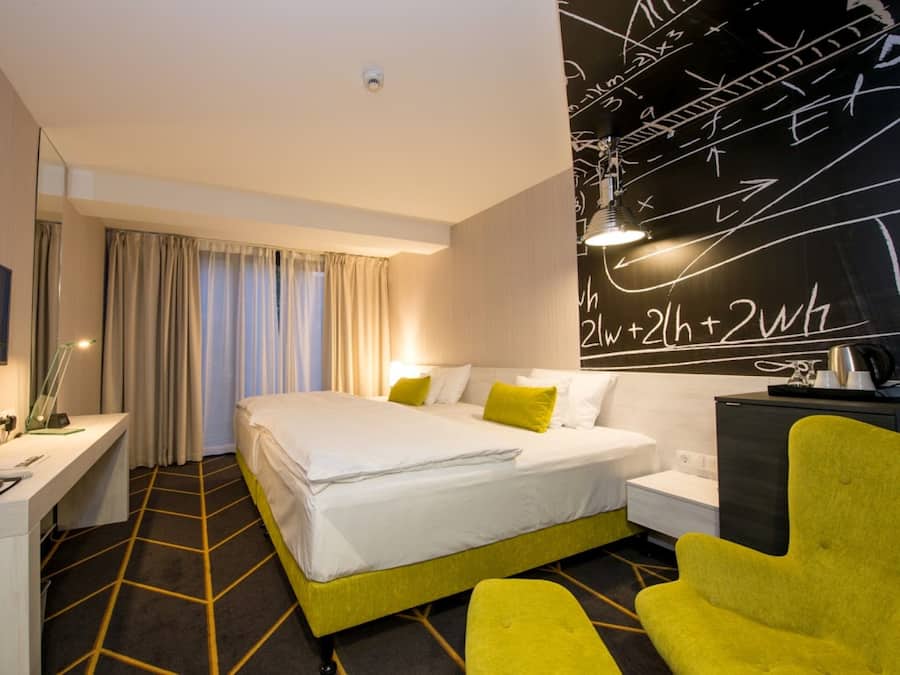 Allergiatestatut vuodevaatteet, tallelokero huoneessa, pimennysverhot