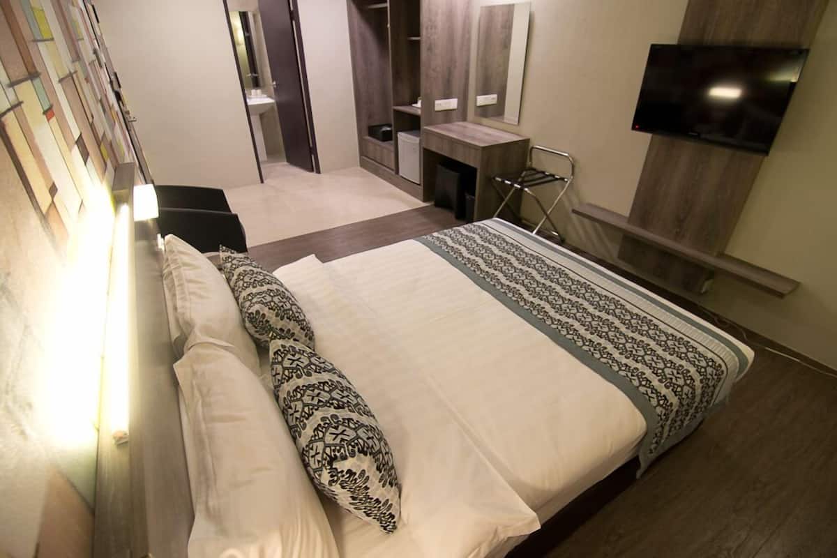 superior room, 1 queen bed, no windows | in-room safe, desk, soundproofing, free cots/infant beds