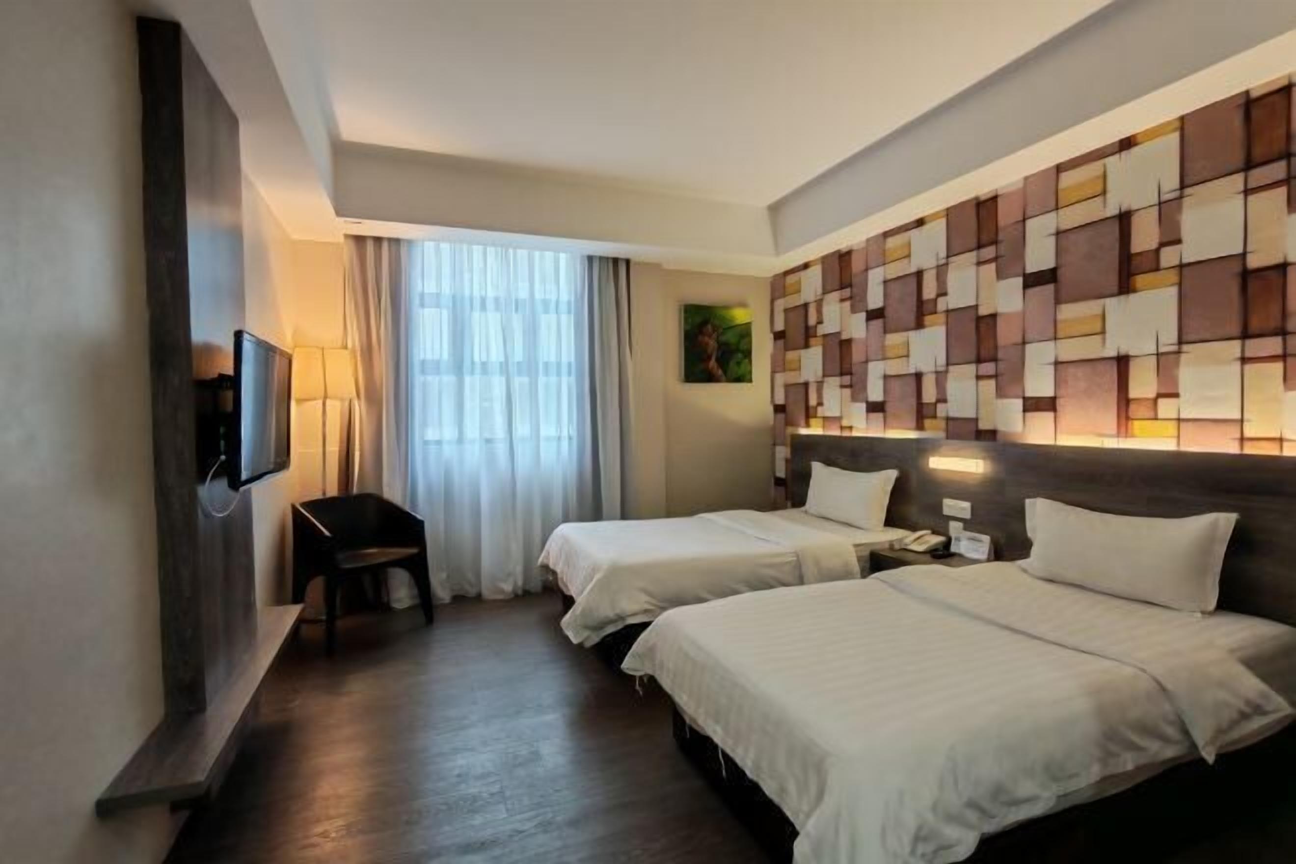 Een kluis op de kamer, een bureau, geluiddichte muren, gratis babybedden