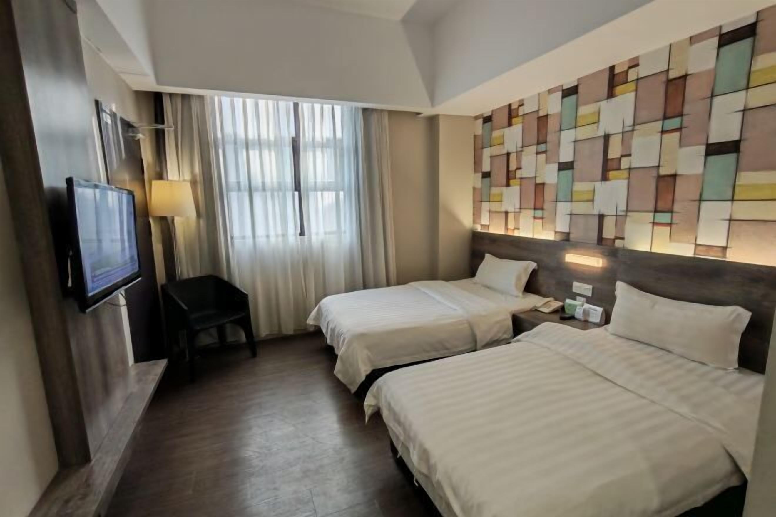 Een kluis op de kamer, een bureau, geluiddichte muren, gratis babybedden