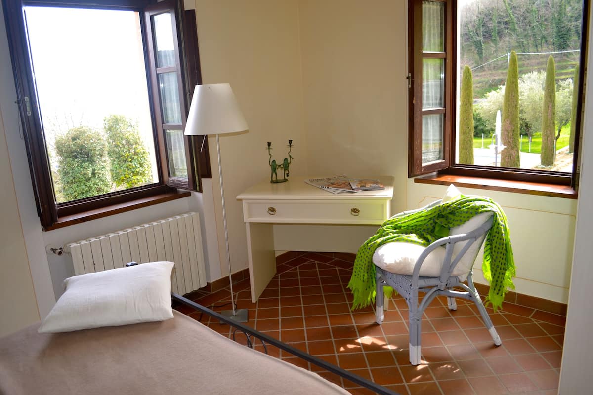 Familienapartment, 2 Schlafzimmer, Nichtraucher, Poolblick | 1 Schlafzimmer, Schreibtisch, schallisolierte Zimmer