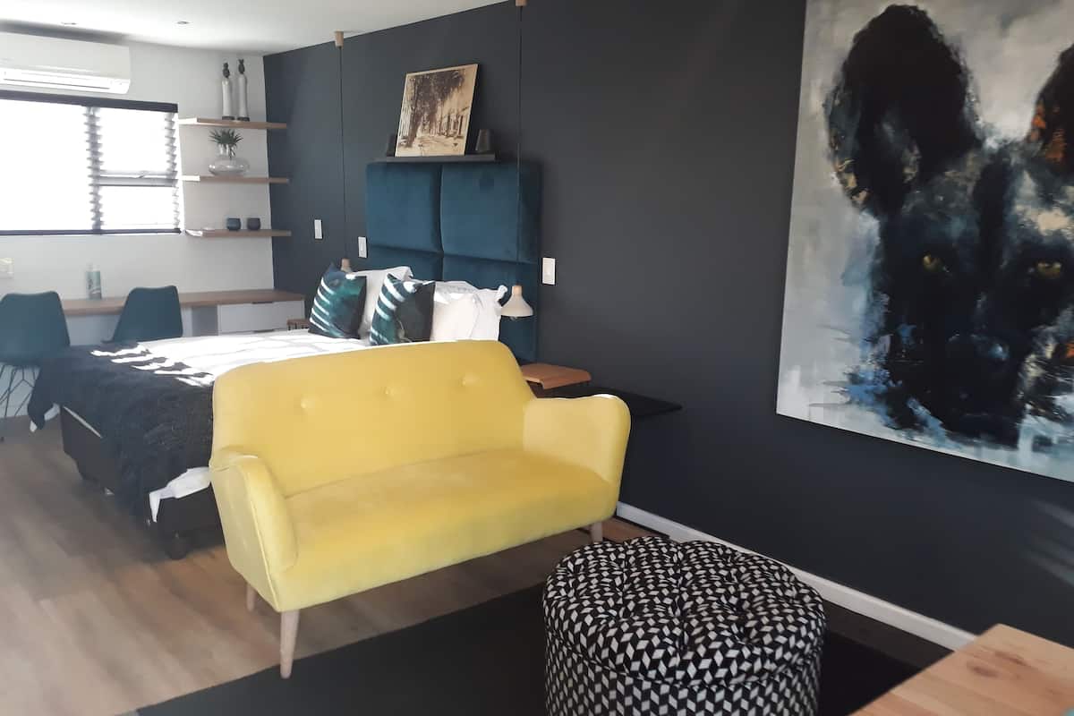 Estudio de lujo, 1 cama doble | Zona de estar | Televisión de pantalla plana de 32 pulgadas con canales por cable