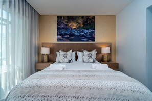 In-room safe, desk, laptop workspace, soundproofing - 107 Dorpstraat Boutique Hotel (Stellenbosch)