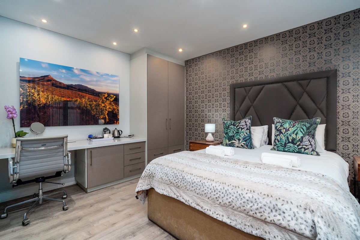 In-room safe, desk, laptop workspace, soundproofing