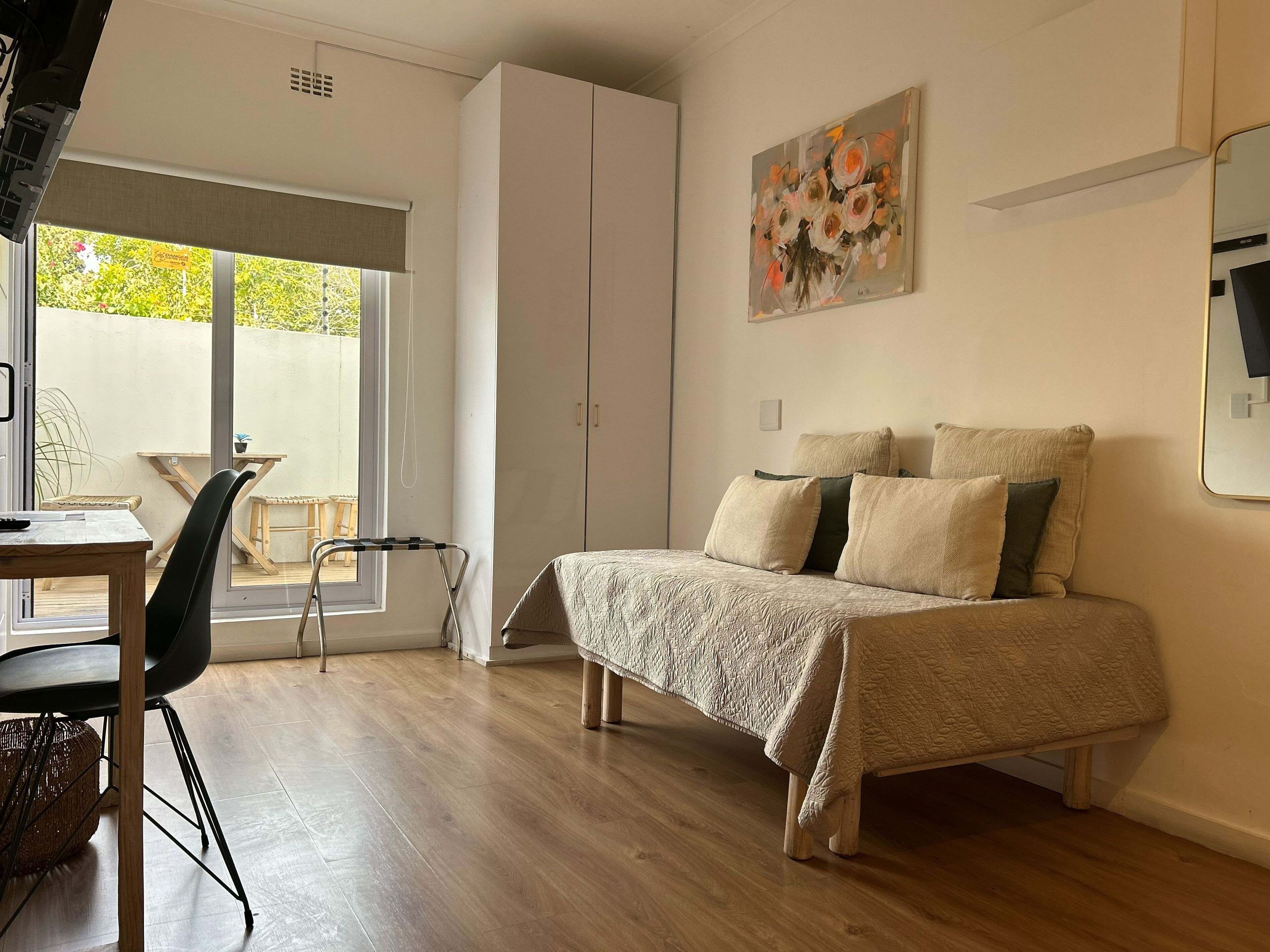 Family Studio Suite | In-room safe, desk, laptop workspace, soundproofing