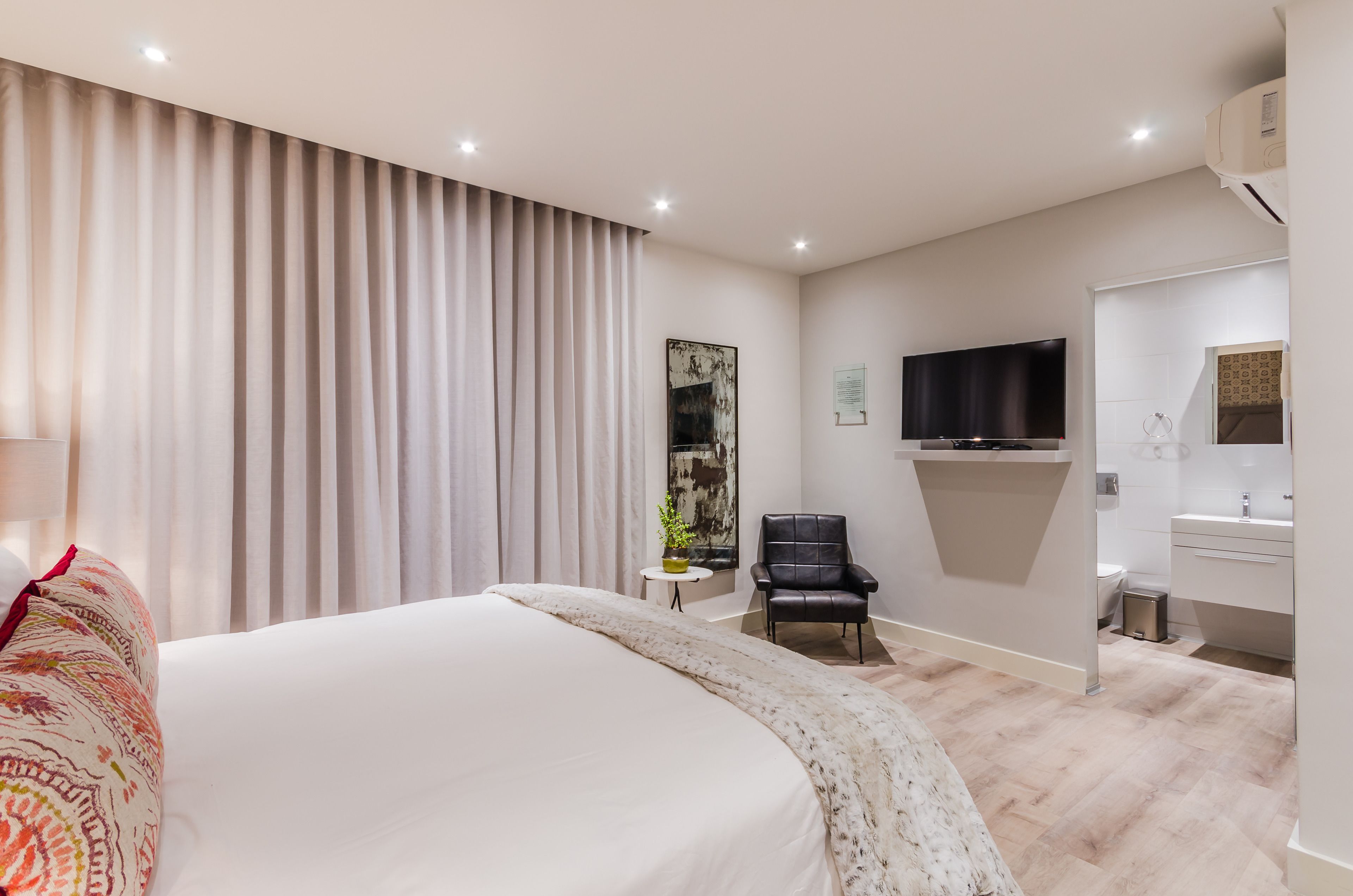 luxury double room, 1 queen bed | in-room safe, desk, laptop workspace, soundproofing