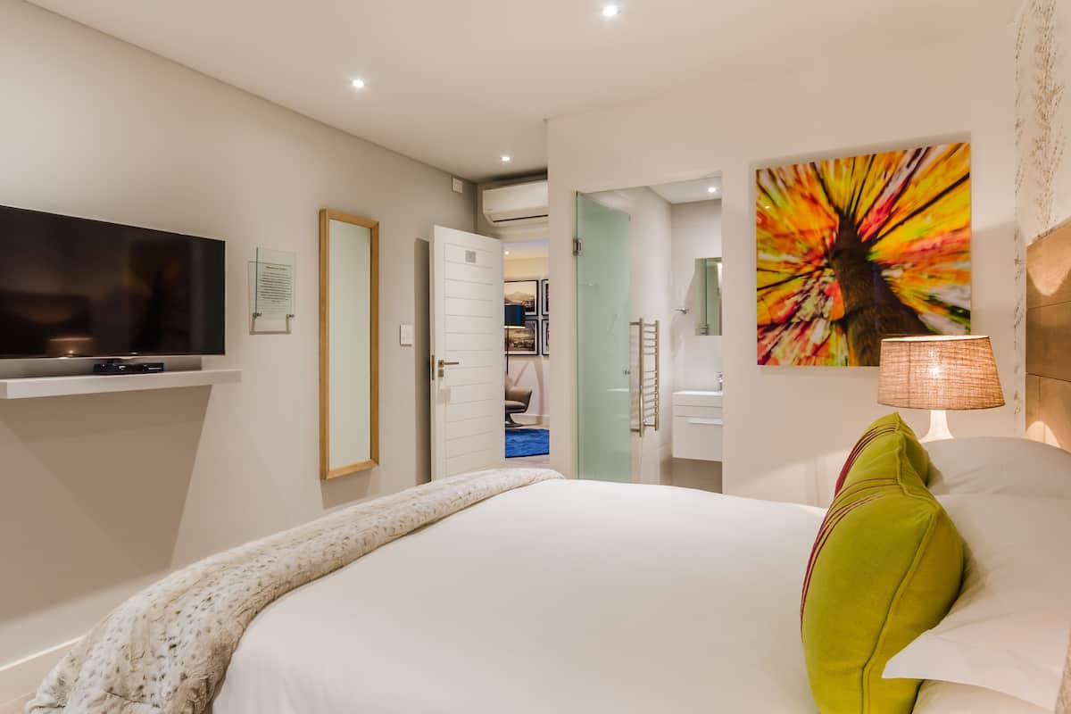 Habitación estándar doble, 1 cama de matrimonio | Caja fuerte, escritorio, espacio para trabajar con un portátil