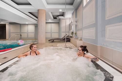 Innenpool, geöffnet von 07:00 Uhr bis 22:00 Uhr, Liegestühle