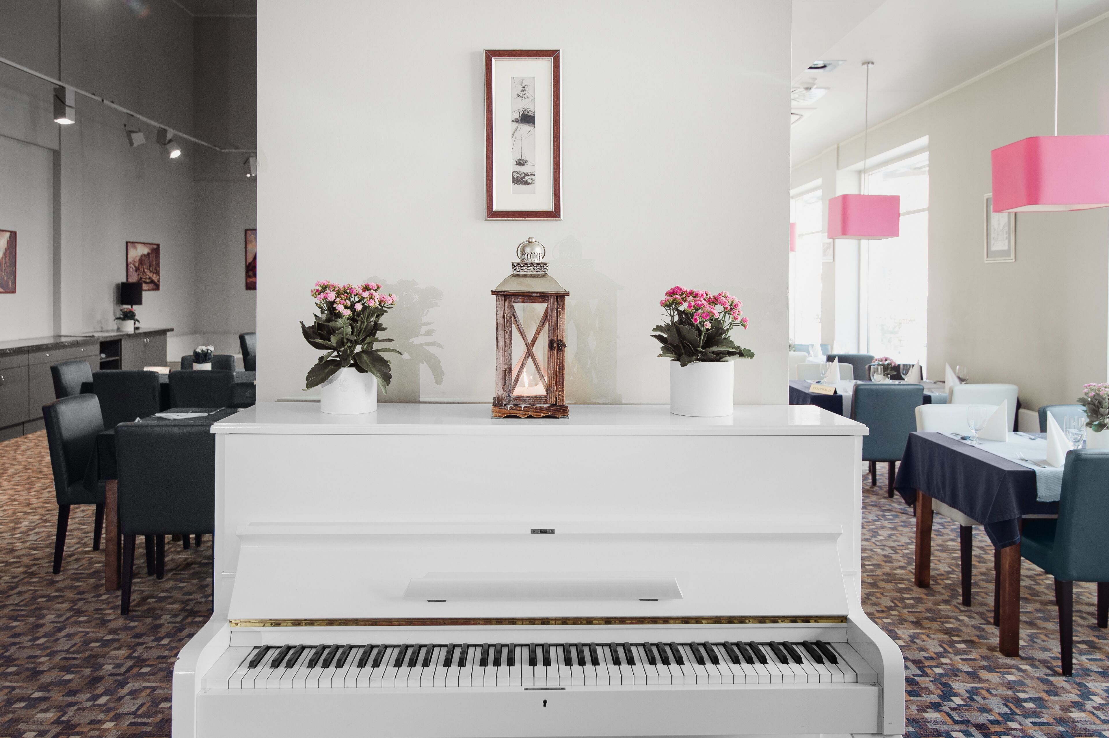 breakfast, lunch, dinner served; fusion cuisine