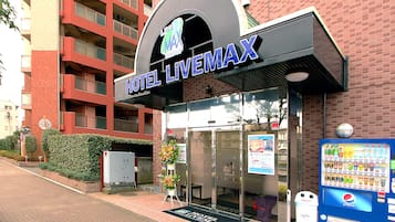 En hotelindgang med et skilt, der siger "HOTEL LIVENMAX".