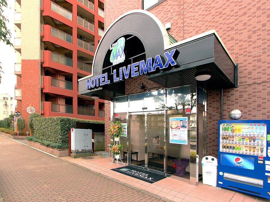 En hotelindgang med et skilt, der siger "HOTEL LIVENMAX".