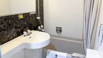 Combined shower/bathtub, free toiletries, hair dryer, slippers