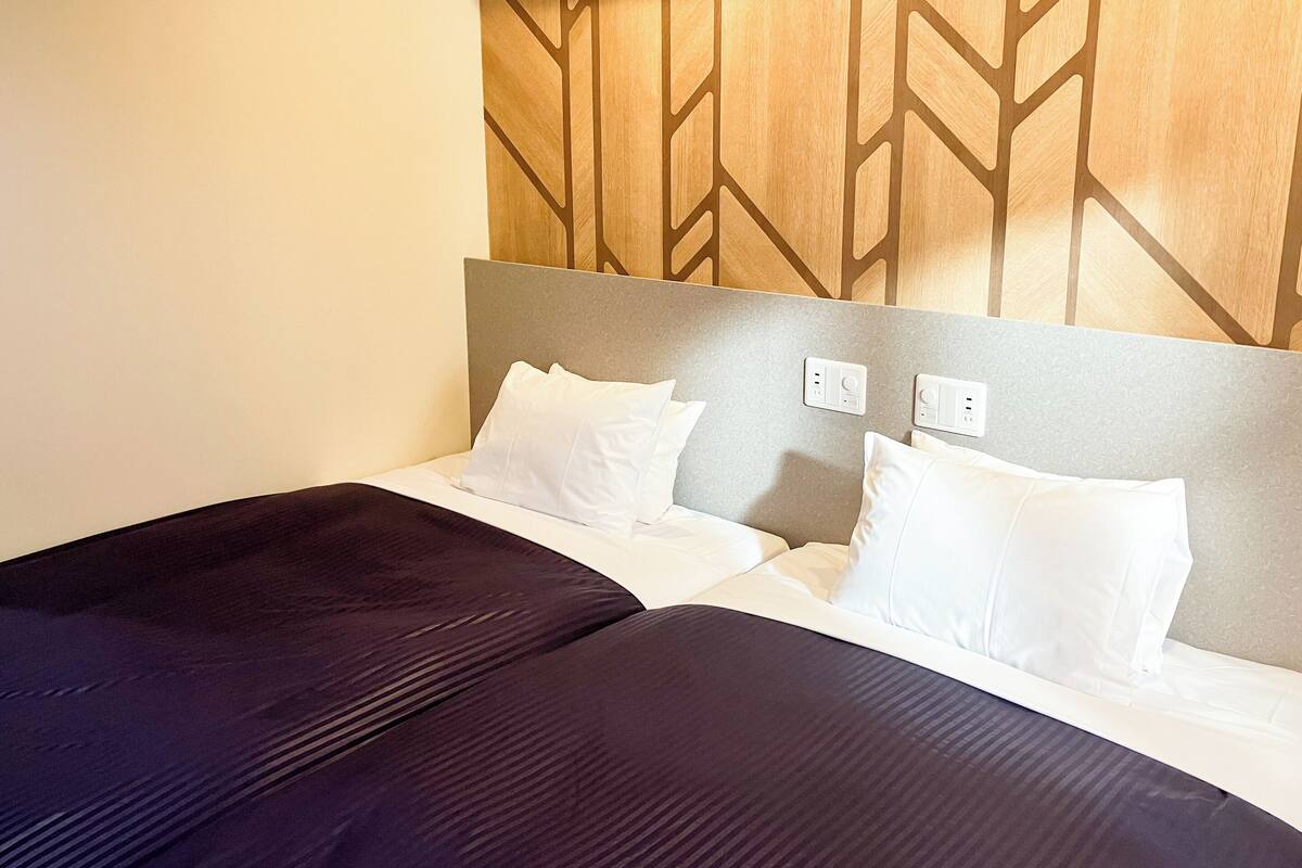 Escritorio, wifi gratis, decoración personalizada y ropa de cama 