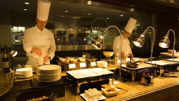 Un buffet avec plusieurs points de service, proposant une variété de plats et d’ustensiles.