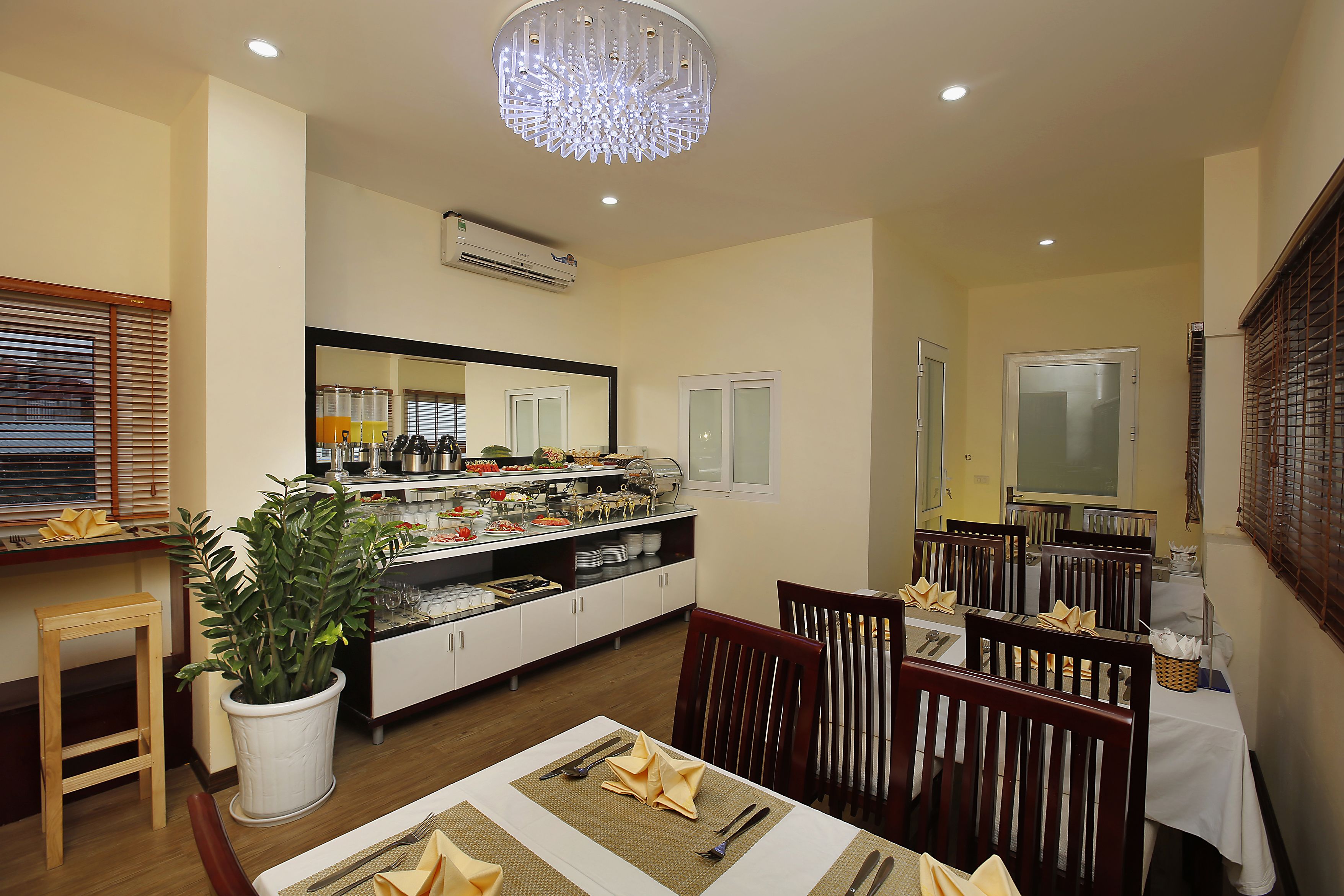 breakfast, lunch, dinner served; vietnamese cuisine