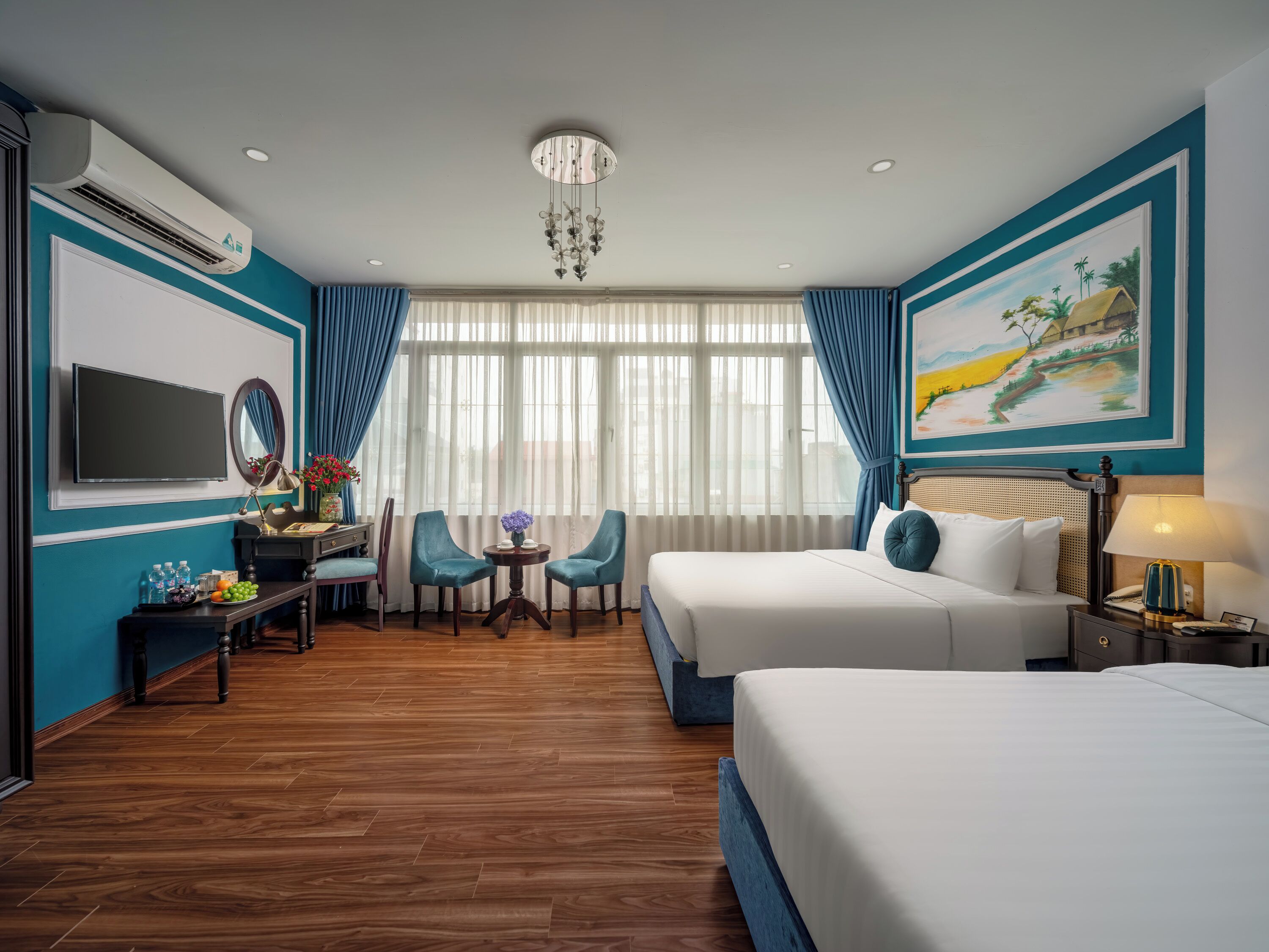 Minibar, caja de seguridad en la habitación y decoración personalizada 