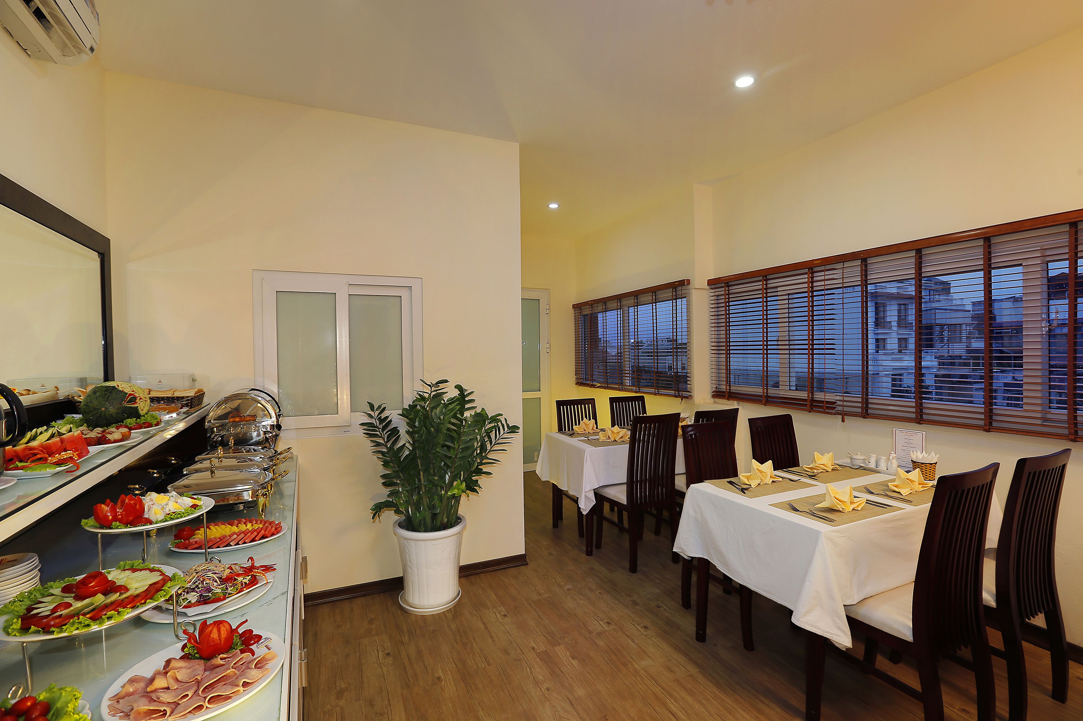 breakfast, lunch, dinner served; vietnamese cuisine