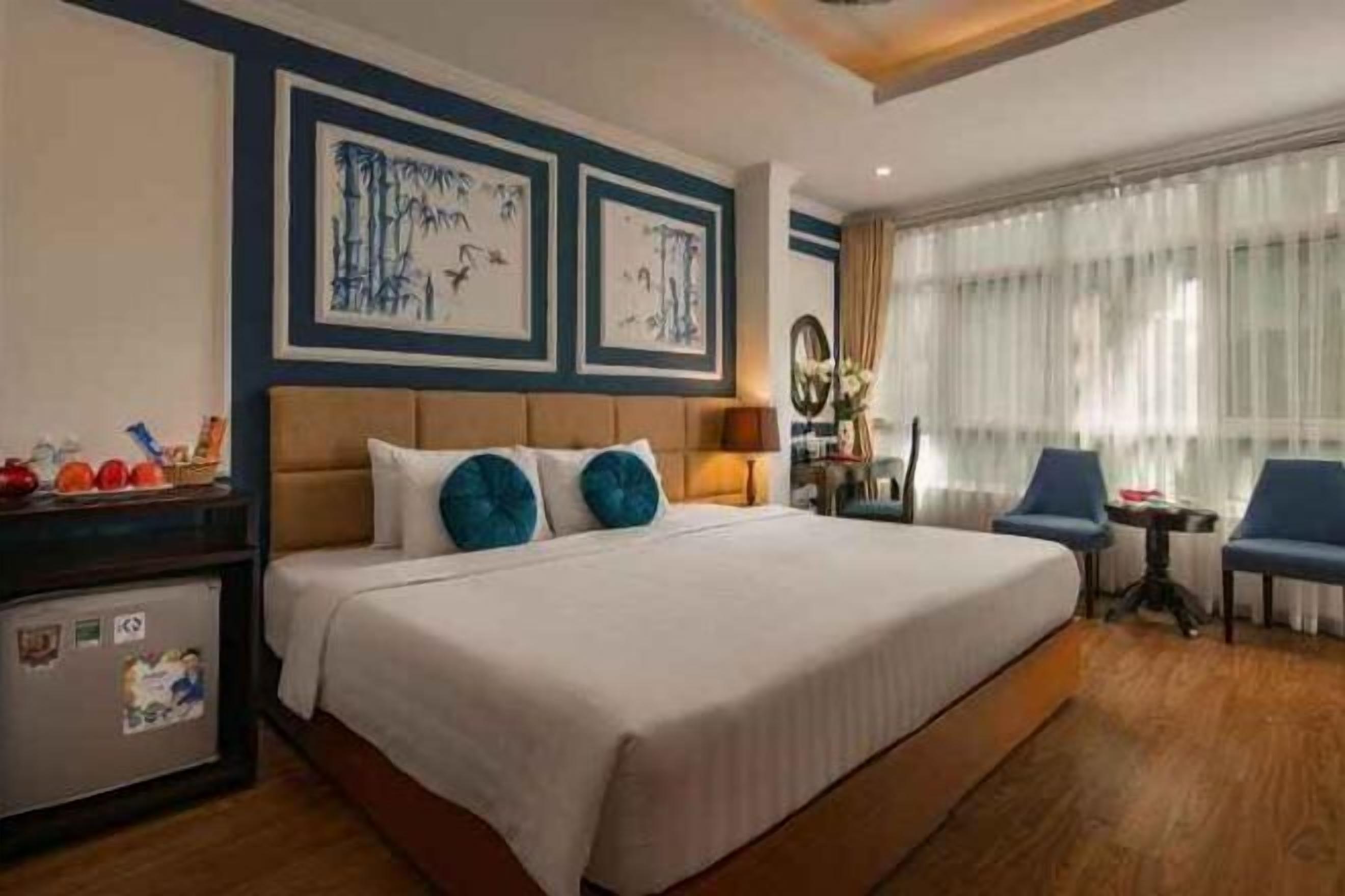 Minibar, caja de seguridad en la habitación y decoración personalizada 