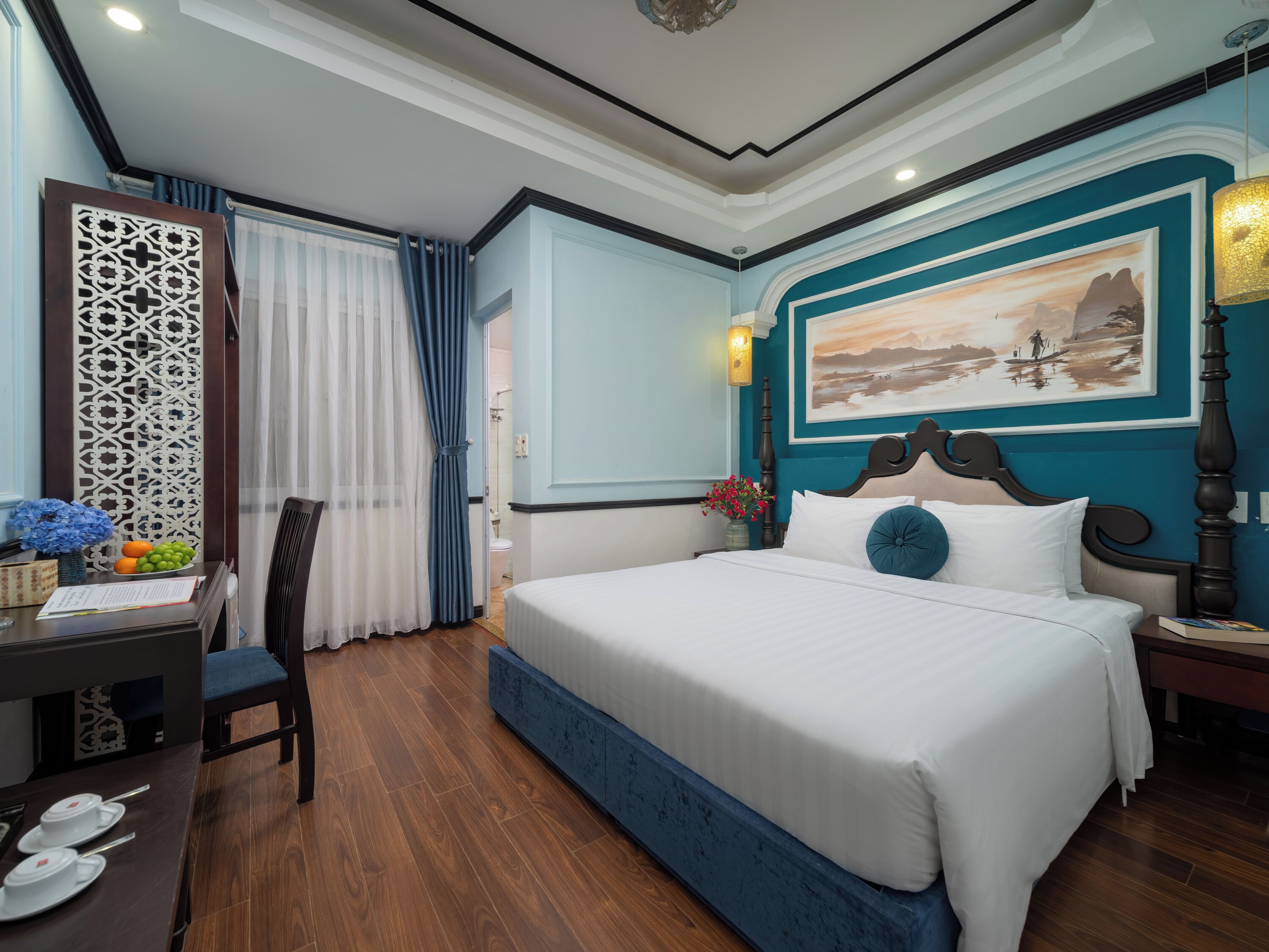 Minibar, caja de seguridad en la habitación y decoración personalizada 