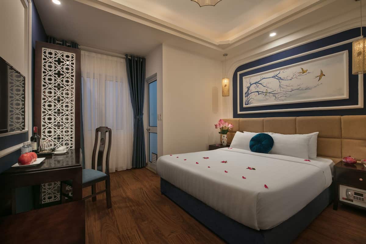 Camera Superior con letto matrimoniale o 2 letti singoli, accessibile ai disabili | Minibar, cassaforte in camera, con stile personalizzato, una scrivania