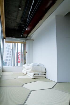 In-room safe, free WiFi, bed sheets - Hostel and Dining Tanga Table (Kitakyushu)