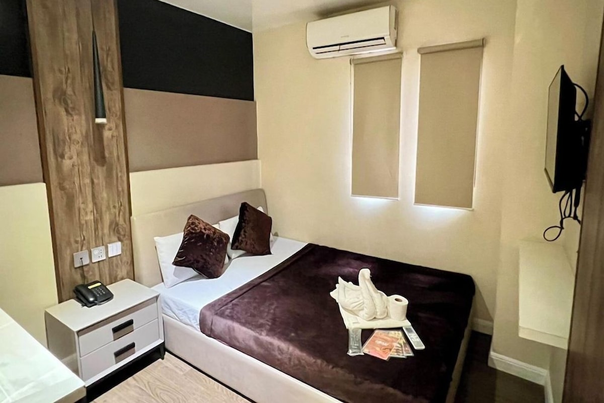 Desk, WiFi (free), bed sheets