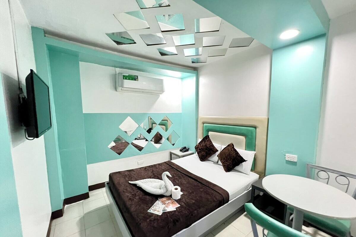 Deluxe Room (No Window) | Desk, free WiFi, bed sheets