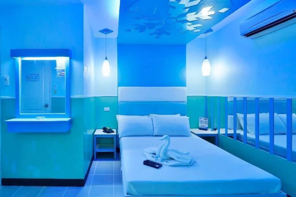Escritorio, wifi gratis y ropa de cama