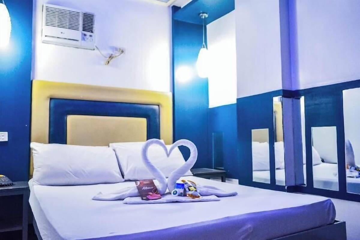 Escritorio, wifi gratis y ropa de cama